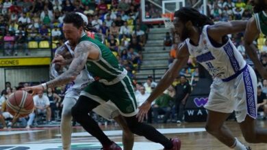 Donald Sims (con el balón anotó 22 puntos para Guaiqueríes