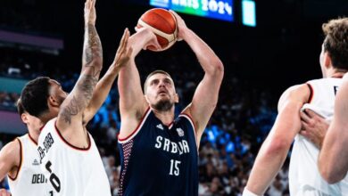 Nikola Jokic (centro) logró un triple doble para Serbia