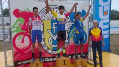 Rubén Pérez (centro) comandó el podio en la justa de ciclismo