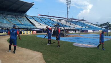 Endy Chávez (tercero de izquierda a derecha) es el coach de primera base de Tiburones de La Guaira