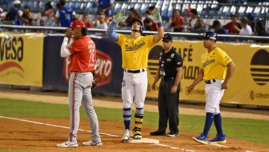 Alberth Martínez (centro) es el dueño de la marva de más jonrones con el uniforme de Navegantes del Magallanes con 57