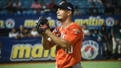 Pedro Rodríguez es un lanzador de Tiburones que juega con Águilas en playoffs