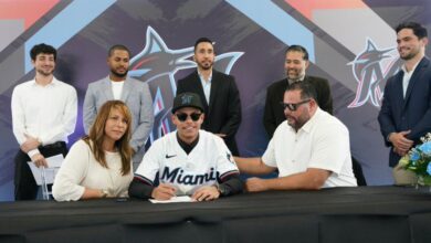 Andrew Salas (centro) es una promesa de Marlins de Miami