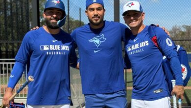 Anthony Santander (centro) está en Dunedin, Florida, con Azulejos de Toronro