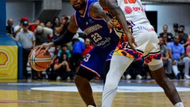 Dallas Morgan (23) anotó 17 puntos y lideró el ataque de El Expreso Azul