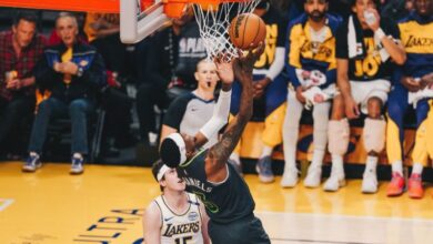 Jaden McDaniels (con el balón) anotó 25 puntos para Timberwolves de Minneosta
