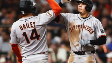Wilmer Flores (derecha) suma tres jonrones en 2025