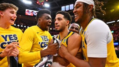 Tyrese Haliburton (centro) fue el héroe de Pacers de Indiana en el duelp contra Cavaliers de Cleveland
