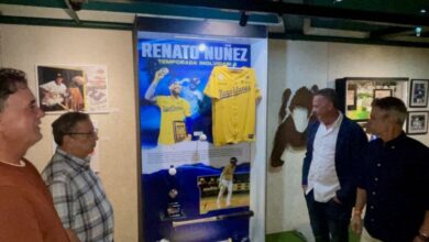 Las personalidades vieron la exhibichión en honor a Renato Núñez en el Museo