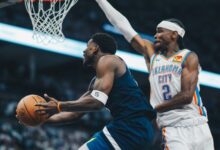 Anthony Edwards (con el balón) fue la figura de Timberwolves frente al Thunder en Mineápolis