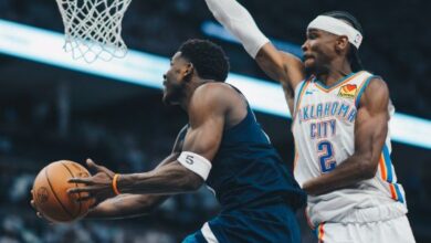 Anthony Edwards (con el balón) fue la figura de Timberwolves frente al Thunder en Mineápolis