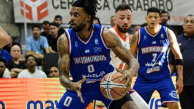 Donta Smith (con el balón) anotó 16 puntos y atrapó ocho rebotes para Trotamundos de Carabobo
