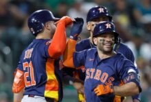 José Altuve (derecha) pegó tres hits, incluido un jonrón, y empujó tres carreras para Houston