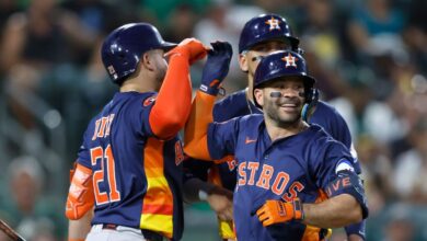 José Altuve (derecha) pegó tres hits, incluido un jonrón, y empujó tres carreras para Houston