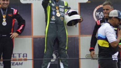 Raúl Sánchez (centro) es un corredor destacado del karting