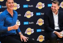 Rob Pelinka (izquierda), gerente de Lakers de Los Ángeles, cree que renovar a Luka Doncic (derecha) es un astro