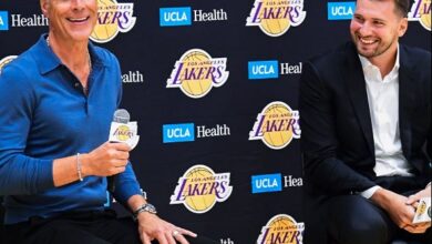 Rob Pelinka (izquierda), gerente de Lakers de Los Ángeles, cree que renovar a Luka Doncic (derecha) es un astro