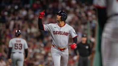 Brayan Rocchio empalmó un jonrón en el duelo contra Boston