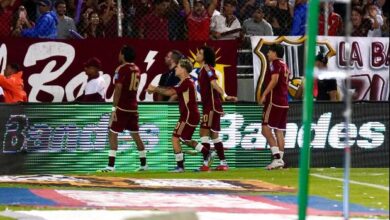 Telasco Segovia (izquierda) anotó un gol en el revés de Venezuela ante Colombia en Maturín