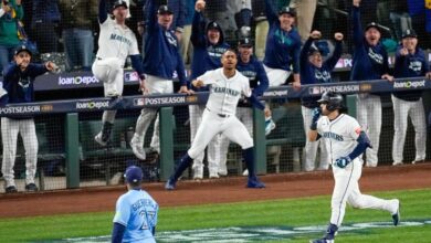 Eugenio Suárez (derecha) electrificó a Marineros de Seattle con su Grand Slam en el octavo capítulo