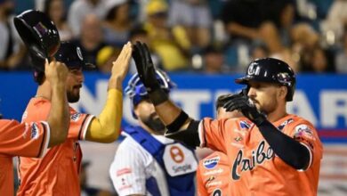 Herlis Rodríguez (derecha) bateó el jonrón decisivo para Caribes de Anzoátegui en Valencia