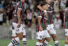 Yeferson Soteldo (quien es señalado en la foto) colaboró con la felpa de Fluminense sobre Sao Paulo