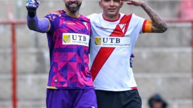 Alain Baroja (izquierda) anotó para Always Ready en el estadio Municipal de El Alto