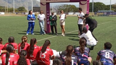 Deyna Castellanos (centro y con el micrófono) instó a las futbolistas a luchar por sus sueños