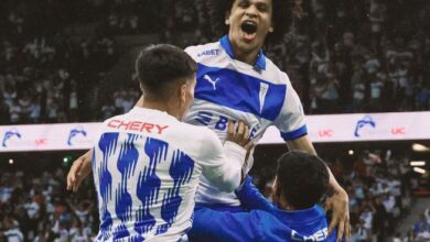 Eduard Bello (arriba) fue el héroe de Universidad Católica que remontó para batir 2-1 a Unión La Calera