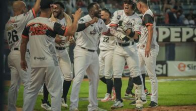 Eduardo Torrealba (derecha) disparó un jonrón para Águilas del Zulia