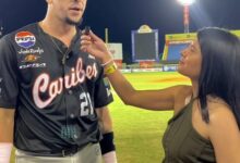 Hernán Pérez, JMV del encuentro para Caribes, conversó son Isamar "Isa" Yánez en el estadio José Bernardo Pérez de Valencia