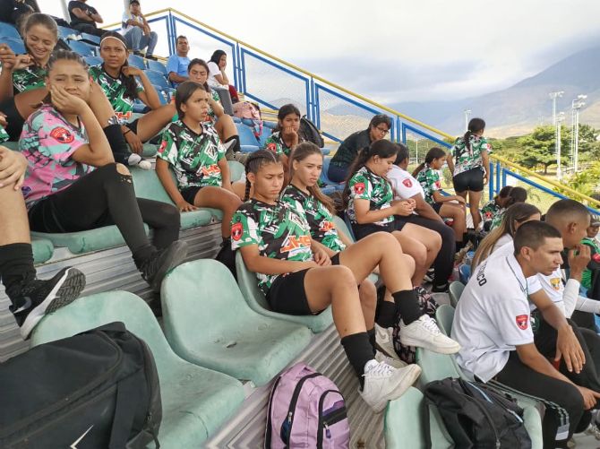 Jugadoras presenciaban otros cotejos tras disputar sus topes