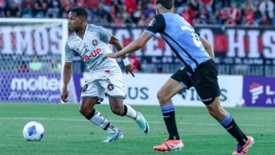 Luis Guerra (izquierda) jugó todo el choque para Deportes Limache frente a Huachipato FC