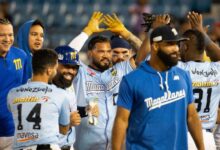 Luis Sardiñas (centro) fue el héroe de Navegantes del Magallanes en la velada valenciana