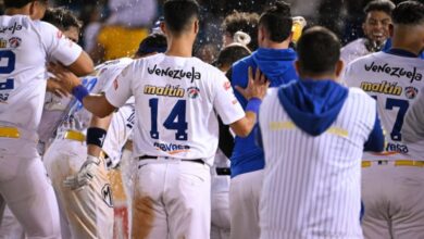 Rougned Odor fue recibido de manera eufórica por sus compañeros tras ser vital para que Magallanes pudiera dejar en el terreno a Zulia