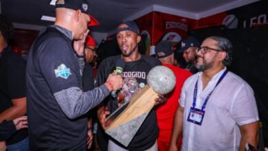 Alcides Escobar (centro) fue el JMV de la Gran Final de LIDOM