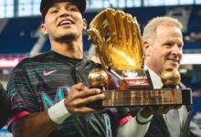 Javier Sanoja recibió un homenaje en loanDepot Park, donde mostró el Guante de Oro que ganó como utility en 2025