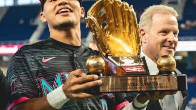 Javier Sanoja recibió un homenaje en loanDepot Park, donde mostró el Guante de Oro que ganó como utility en 2025