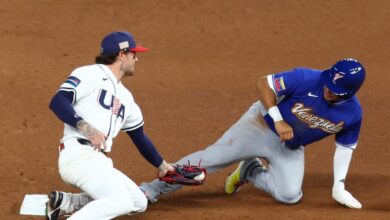 Javier Sanoja (derecha) se robó una base fundamental en la victoria 3-2 de Venezuela sobre Estados Unidos en la Gran Final del WBC 2026