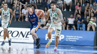 José Materán (con el balón) le ganó la pulseada a Yohanner Sifones en Brasil