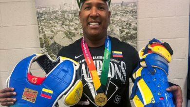 La pechera y las espinilleras de Salvador Pérez, cátcher de Venezuela, estarán en el Salón de la Fama