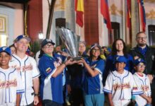 La presidenta de la Federación de Béisbol de Venezuela, Aracelis León, fue recibida por la mandataria encargada Delcy Rodríguez en el Palacio de Miraflores