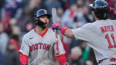 Wilyer Abreu (izquierda) pegó un jonrón solitario en el Great American Ball Park