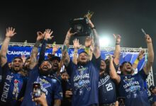 Yadier Molina (con el trofeo) buscará más títulos con Navegantes del Magallanes