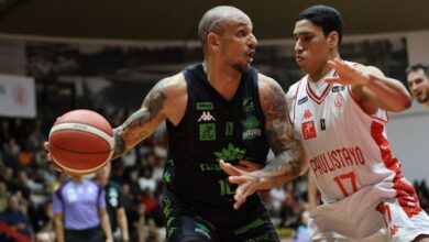 Edson Tovar (derecha) jugó para Paulistano en los duelos contra Baurú