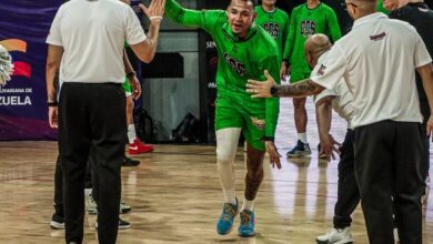 Luis Colón (centro) fue la figura de Cocodrilos de Caracas en la sexta semana de la SPB