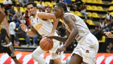 Nazhiah Carter (con el balón) lideró el ataque de Gaiteros del Zulia con 33 puntos