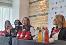 Karelys Dorta (centro), directora del Colegio Santa Cruz, habló sobre la importancia del evento deportivo de carácter nacional