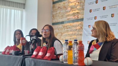 Karelys Dorta (centro), directora del Colegio Santa Cruz, habló sobre la importancia del evento deportivo de carácter nacional