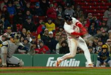 Willson Contreras, de Medias Rojas de Boston, despachó un jonrón el lunes contra Cerveceros de Milwaukee, tras recibir el pelotazo